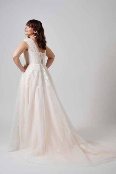 Lovely Plus Size 2024 großen Größen Brautkleid LO 403T 03 Sissi Brautmoden Magdeburg