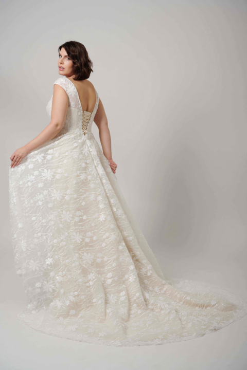 Lovely Plus Size 2024 großen Größen Brautkleid LO 405T 03 Sissi Brautmoden Magdeburg