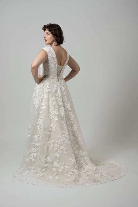 Lovely Plus Size 2024 großen Größen Brautkleid LO 434T 02 Sissi Brautmoden Magdeburg