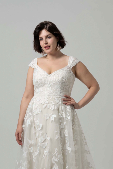 Lovely Plus Size 2024 großen Größen Brautkleid LO 434T 03 Sissi Brautmoden Magdeburg