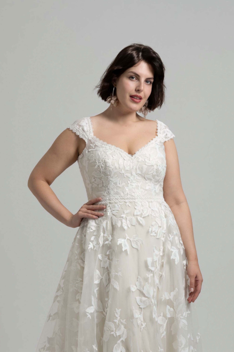 Lovely Plus Size 2024 großen Größen Brautkleid LO 434T 04 Sissi Brautmoden Magdeburg