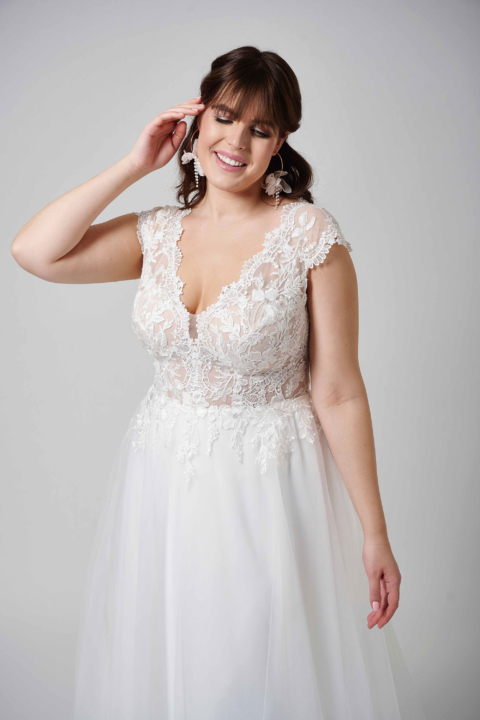 Lovely Plus Size 2024 großen Größen Brautkleid LO 435T 03 Sissi Brautmoden Magdeburg